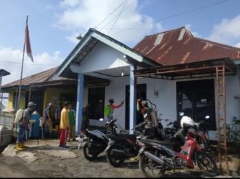 Cegah Penyebaran Covid-19, Babinsa Melaksanakan Penyemprotan Desinfektan